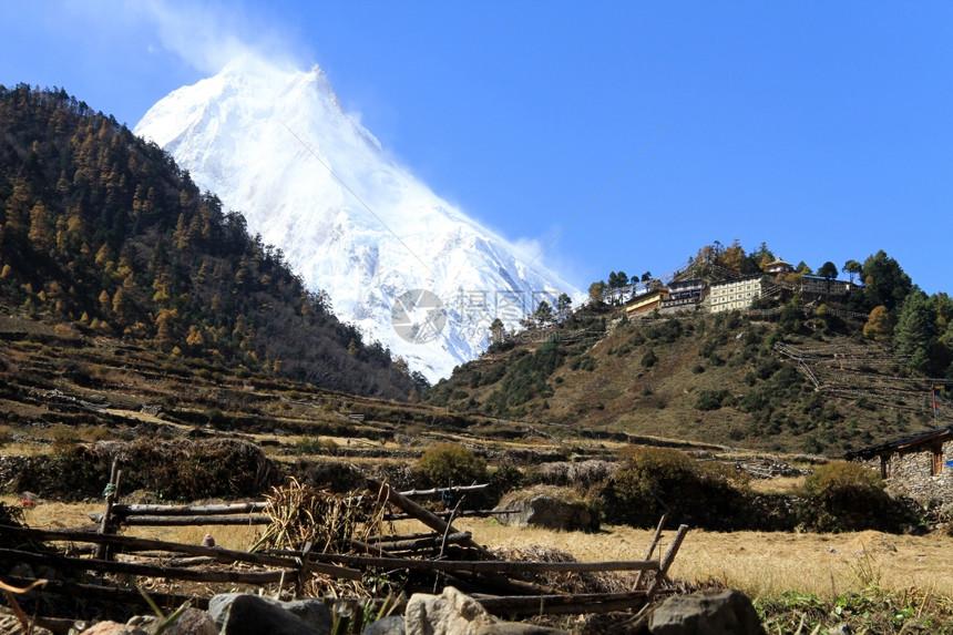 山丘和马纳斯卢峰上的佛教寺庙图片