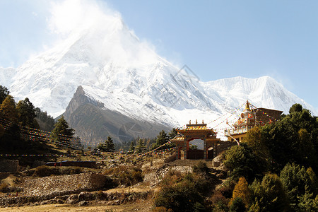 尼泊尔的雪山和佛教修道院图片