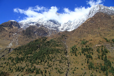 尼泊尔长河和山图片