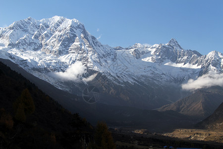 尼泊尔马纳斯卢雪峰图片