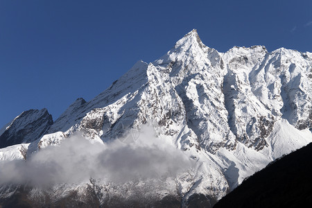 尼泊尔马纳斯卢的雪峰图片