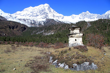 尼泊尔山Manaslu山和Stupa的雪峰图片