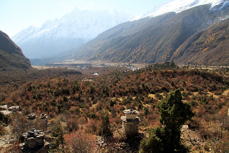 尼泊尔山上佛教徒的圣寺和秋天图片
