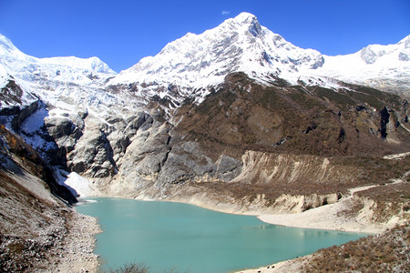 雪山和湖靠近萨马戈翁图片