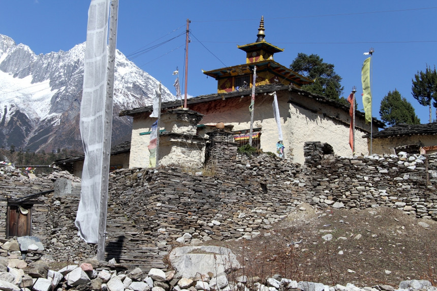 尼泊尔萨马贡的马纳斯鲁山和佛寺图片