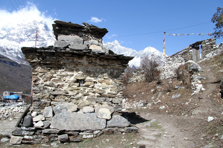 尼泊尔Samagoon村的石碑图片