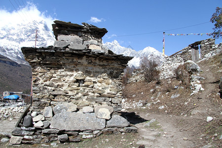 尼泊尔Samagoon村的石碑图片