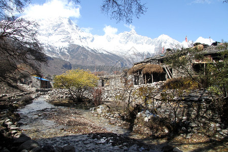 尼泊尔Samagoon村小河和房屋图片