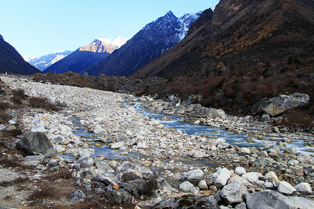 尼泊尔萨马戈翁附近的小河和山图片
