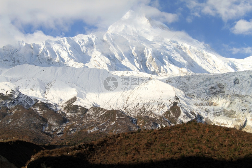 尼泊尔Manaslu云和山峰图片