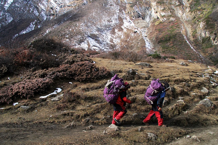 尼泊尔山脚下的旅行者图片