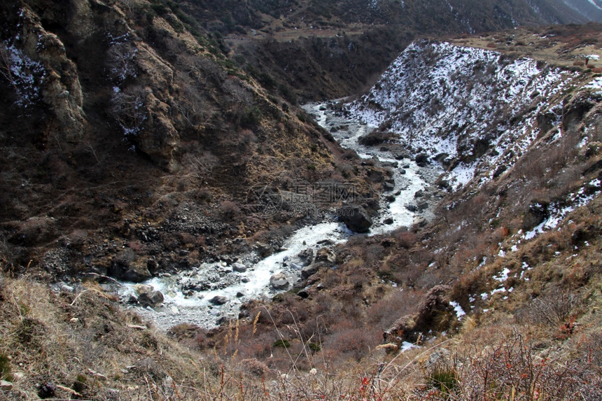 尼泊尔Samdo附近的山中雪和河流图片