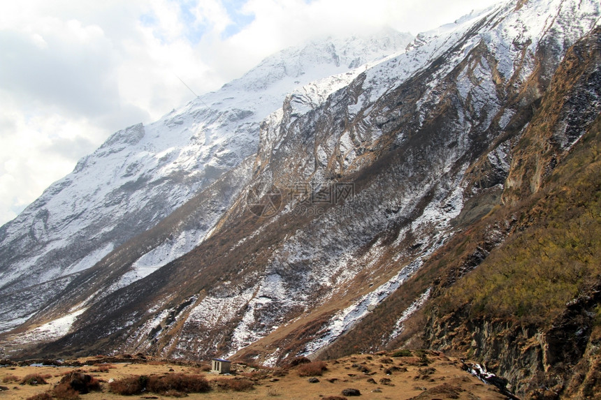 尼泊尔Samdo附近的石头建筑和雪山图片