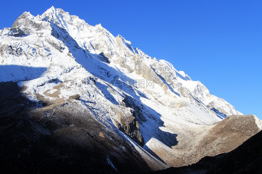 尼泊尔马纳斯卢的雪峰图片