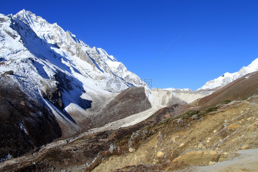 尼泊尔马纳斯卢山坡上的足径图片