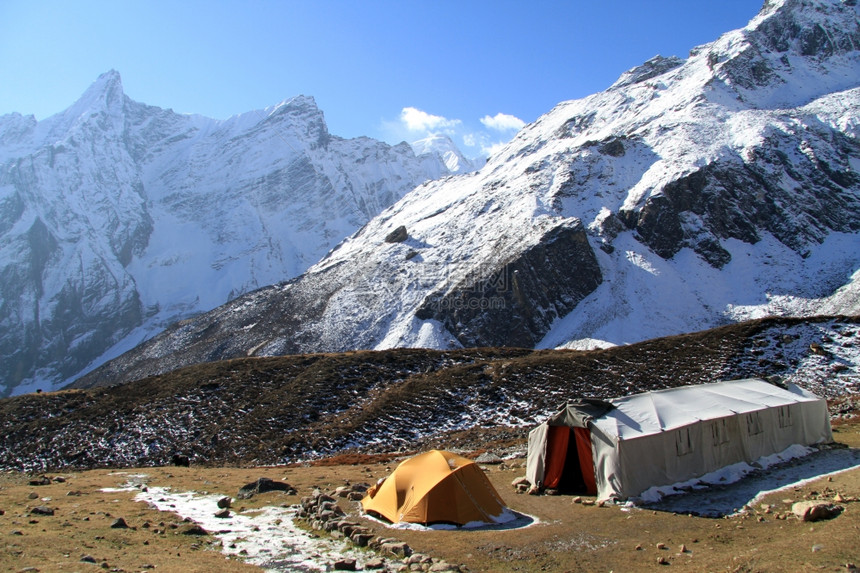 在拉尔克附近的达姆萨拉扎营尼泊尔马纳斯卢图片