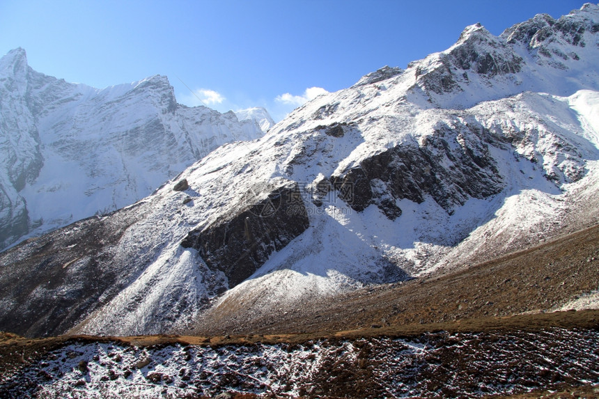 Manaslu山的斜坡与尼泊尔雪图片