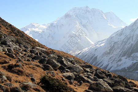 尼泊尔Larke通行证附近山和Manaslu山和Manaslu的斜坡图片
