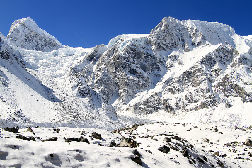 尼泊尔Manaslu山的雪峰图片