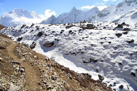 尼泊尔Larke通行证附近的足迹图片