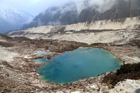 尼泊尔Bimtang附近的绿湖和山图片