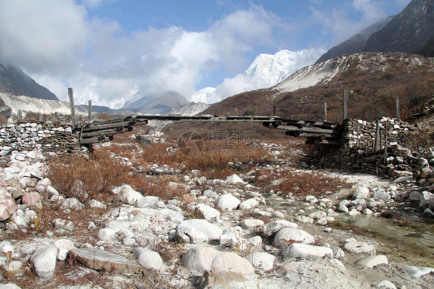 尼泊尔河上的山顶和木桥图片