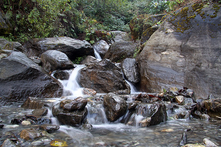 Nepal山中的岩石和小瀑布图片