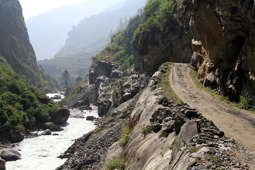 尼泊尔山河附近的泥土路图片