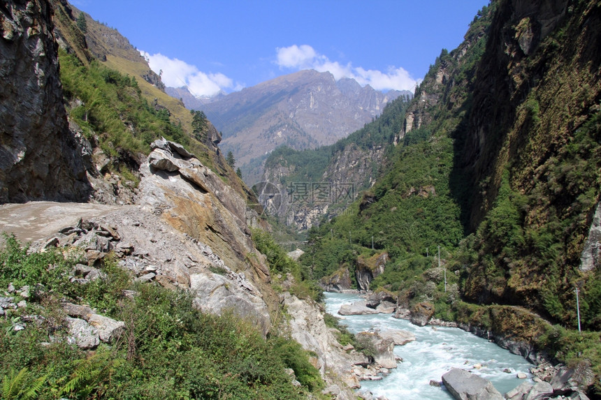 尼泊尔的河流沿线道路图片
