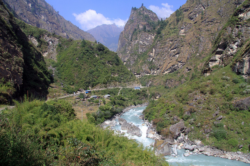 尼泊尔Annapurna小道上一条Md山河的泥土路图片