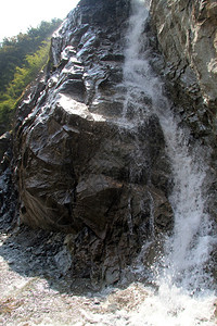 尼泊尔大岩石和小瀑布图片