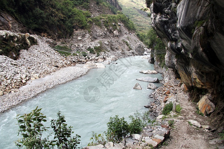 尼泊尔Tal附近山区河和岩人行道图片