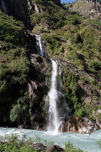尼泊尔岩石和小山河的瀑布图片