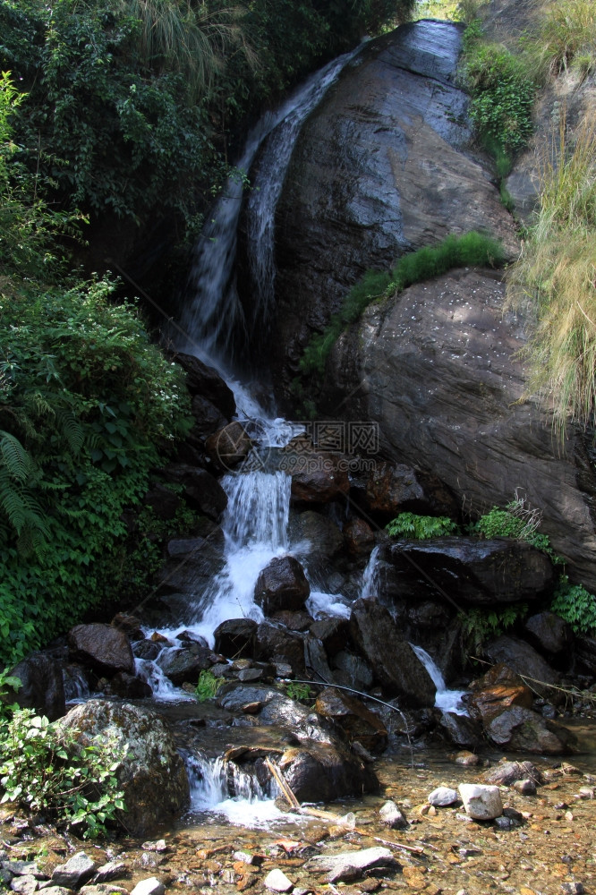 尼泊尔狭窄的河流和小瀑布图片