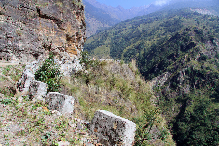 尼泊尔山岩上的道路图片