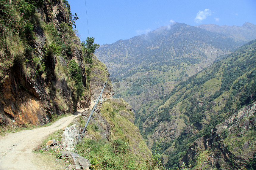 尼泊尔山上狭窄的岩石路图片
