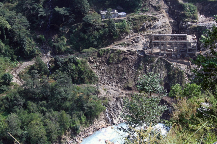 尼泊尔山区新的水力发电站图片