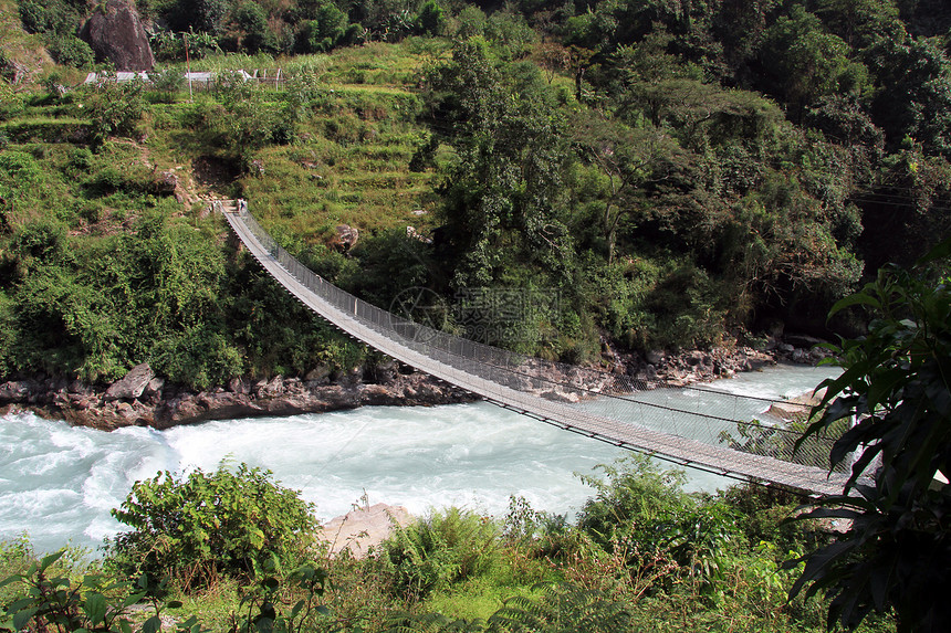 尼泊尔的吊桥和山河图片
