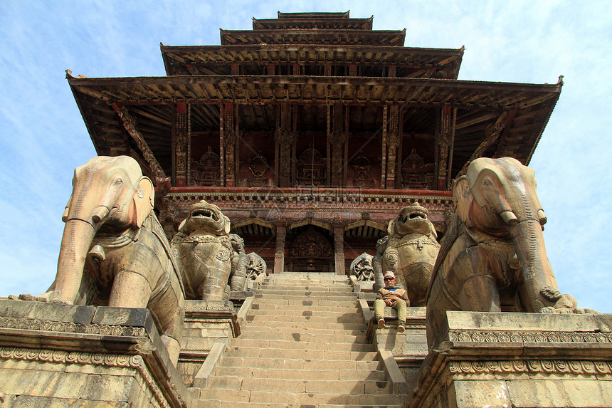 尼泊尔Bhaktapur老寺庙台阶上的人图片