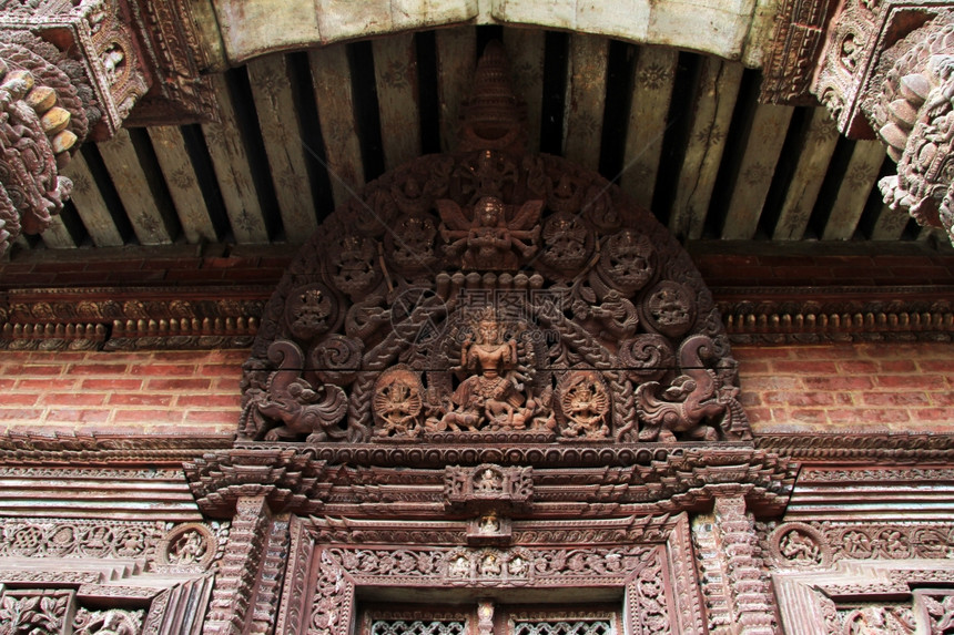 尼泊尔Bhaktapur木门和寺庙墙图片