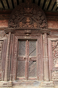 尼泊尔Bhaktapur旧寺庙木门图片