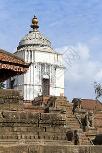 尼泊尔Bhaktapuriun的台阶和白色佛塔图片
