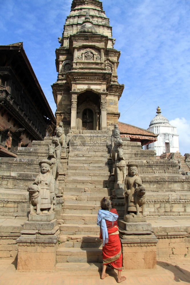 在尼泊尔BhaktapurBhaktapur的Durbar寺庙上靠近台阶的老妇人图片