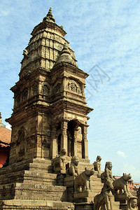 尼泊尔BhaktapurDurbar广场上的石头印度教寺庙图片