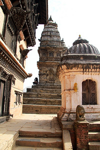 尼泊尔BhaktapurDurbar广场上的宫殿和庙宇墙图片