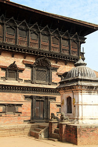 尼泊尔Bhaktapur的Durbar广场上的圣殿和王宫墙图片