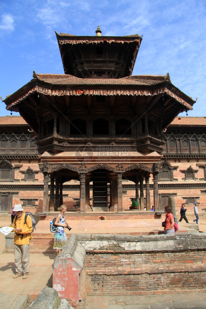 BHAKTAPUR尼泊尔大约2013年11月游客在Durbar广场的宝塔附近图片