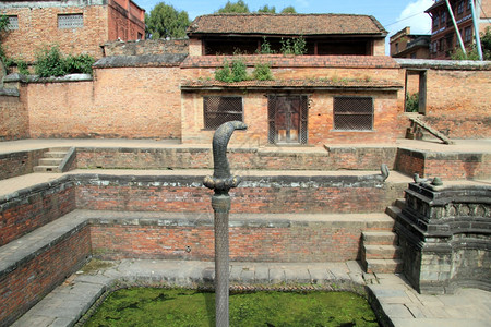 尼泊尔Bhaktapur王宫喷泉中的水图片