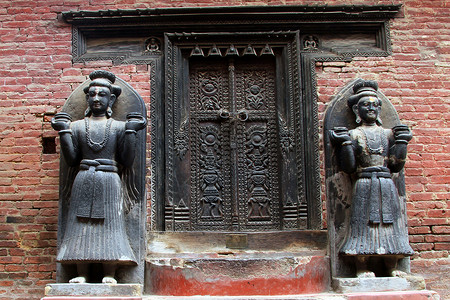 尼泊尔Bhaktapur国王宫木门附近的女雕像图片