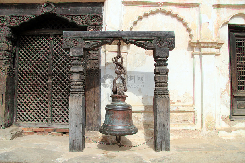 尼泊尔Bhaktapur宫殿木门附近的古铜铃图片